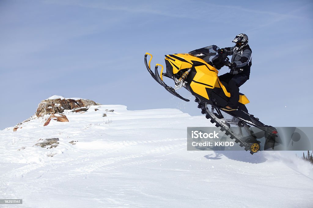 Skakać na skuterze śnieżnym - Zbiór zdjęć royalty-free (Skuter śnieżny)
