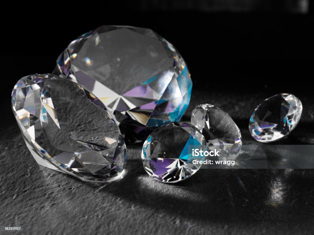 Corte diamantes na pedra - Foto de stock de Diamante - Pedra preciosa royalty-free