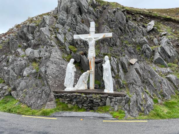 biały krzyż wzdłuż slea head drive na półwyspie dingle w hrabstwie kerry - irlandia - scenics county kerry republic of ireland irish culture zdjęcia i obrazy z banku zdjęć