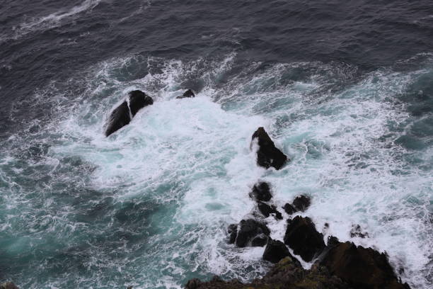 vagues de l’océan dans la péninsule de dingle pendant slea head drive dans le comté de kerry - irlande - water wave sea tranquil scene photos et images de collection