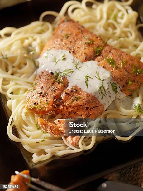 Foto de Filé De Salmão Assado Sobre Linguine e mais fotos de stock de Acompanhamento - Acompanhamento, Alimentação Saudável, Botar a Mesa