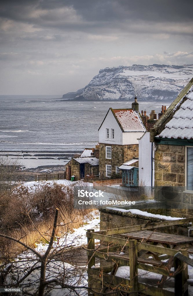 Смотреть в направлении Ravenscar от Robin Крышка's Bay, North Yorkshire, Великобритания - Стоковые фото Снег роялти-фри