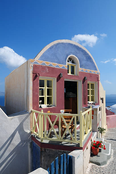 colorido house-xl - greek islands table window sun fotografías e imágenes de stock