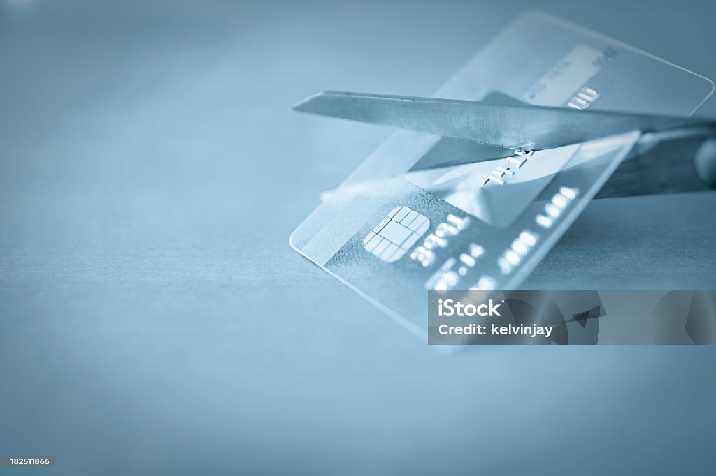 Cięcia do karty kredytowej z nożyczkami - Zbiór zdjęć royalty-free (Bankowość)