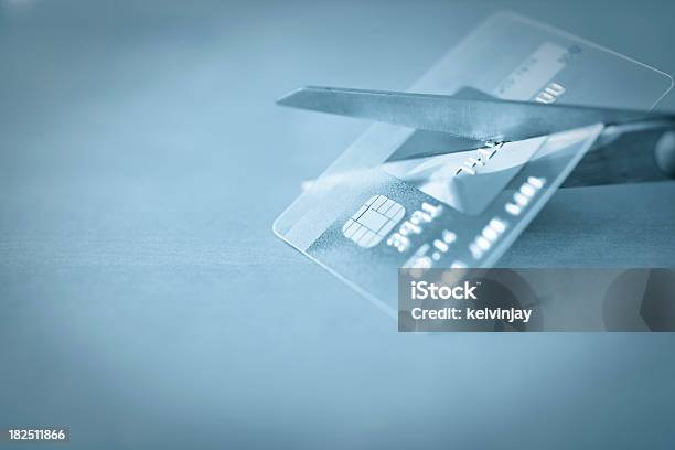 Cięcia Do Karty Kredytowej Z Nożyczkami - zdjęcia stockowe i więcej obrazów Bankowość - Bankowość, Bankructwo, Bez ludzi