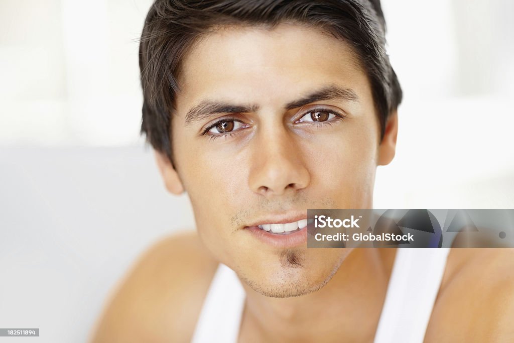 Detalhe de um cara jovem bonito sorrindo - Foto de stock de 20 Anos royalty-free