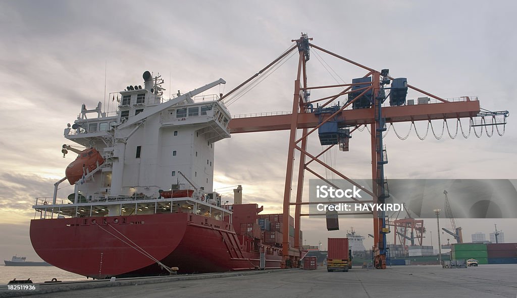 Cargo Schiff, Trailer und port crane - Lizenzfrei Anhänger Stock-Foto