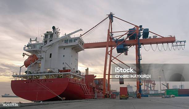 Cargo Schiff Trailer Und Port Crane Stockfoto und mehr Bilder von Anhänger - Anhänger, Ausrüstung und Geräte, Behälter