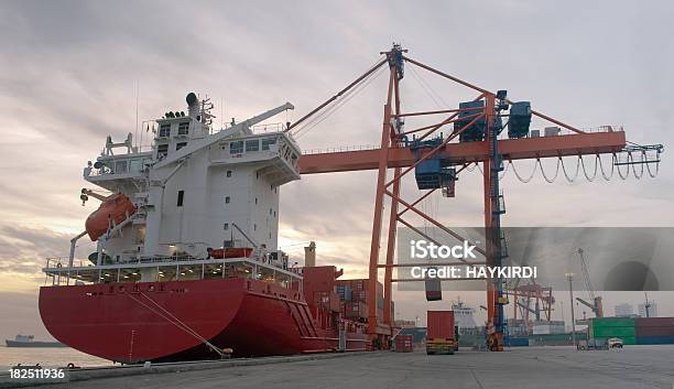 Navio De Carga Reboque E Porto De Guindaste - Fotografias de stock e mais imagens de Atracado - Atracado, Atrelado de Carro, Barco à Vela