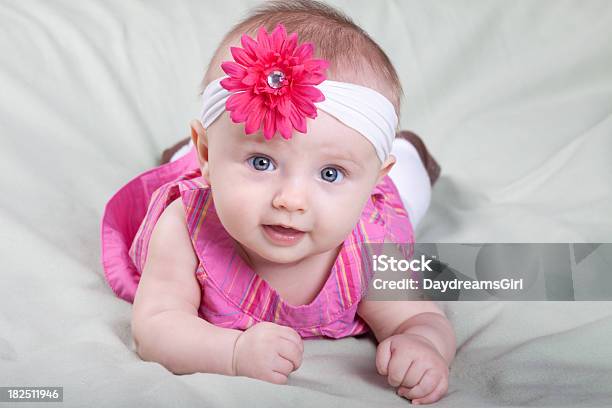 Милый Ребенок Девочка В Розовом — стоковые фотографии и другие картинки 0-11 месяцев - 0-11 месяцев, 2-3 месяца, В экстазе
