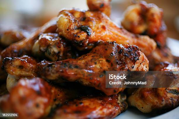 Foto de Asas De Frango Ao Barbecue e mais fotos de stock de Asa de Galinha - Asa de Galinha, Churrasco, Erva