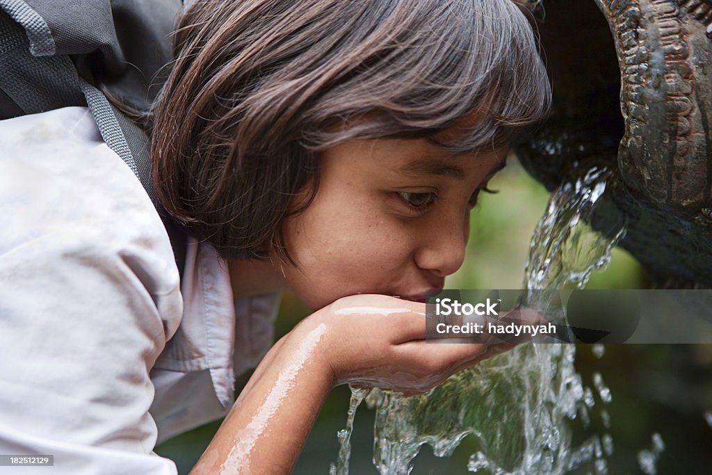 Nepali jovem Menina beber da fonte na cidade Praça Durbar - Royalty-free Água Foto de stock