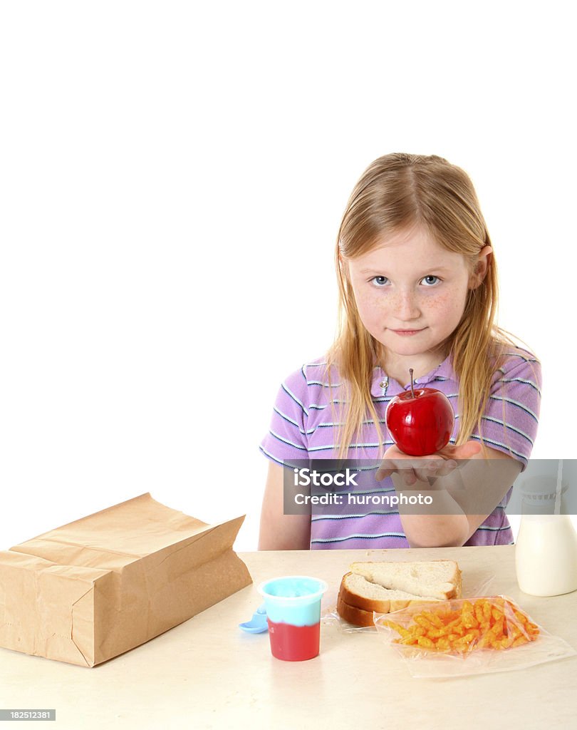 アップルの昼食を抱える少女 - 6歳から7歳のロイヤリティフリーストックフォト