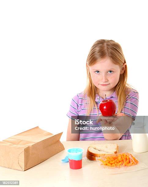 アップルの昼食を抱える少女 - 6歳から7歳のストックフォトや画像を多数ご用意 - 6歳から7歳, お昼のお弁当, そばかす