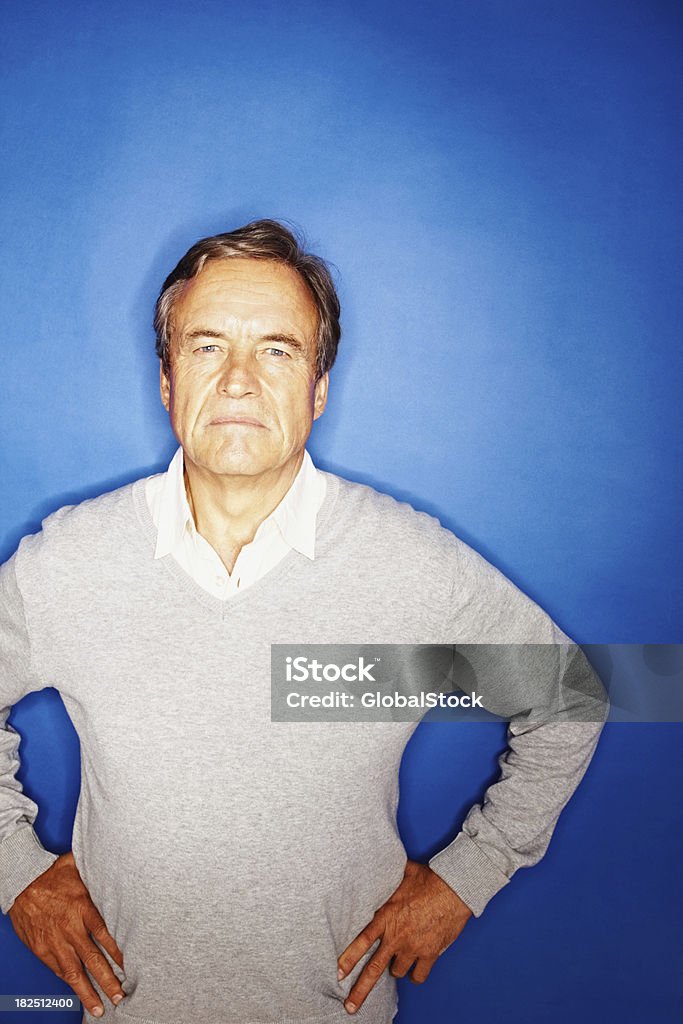 Anciano posando en azul - Foto de stock de 60-69 años libre de derechos