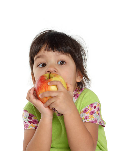 linda garota comendo uma maçã - rappud2008 - fotografias e filmes do acervo
