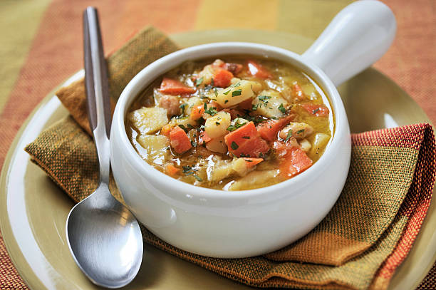 tigela de sopa de legumes - gold potato - fotografias e filmes do acervo