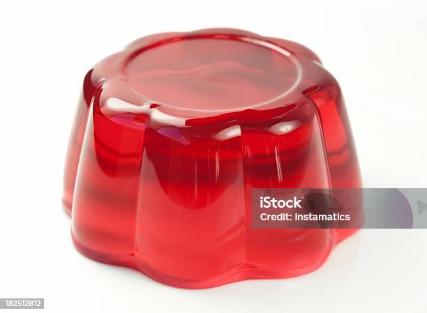 Vermelho Jelly Com Sabor A Cereja No Fundo Branco - Fotografias de stock e mais imagens de Gelatina - Sobremesa - Gelatina - Sobremesa, Gelatina - Fenómeno Natural, Vermelho