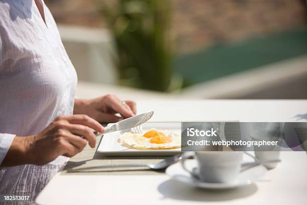 Foto de Café Da Manhã e mais fotos de stock de Adulto - Adulto, Alimento básico, Boas maneiras à mesa