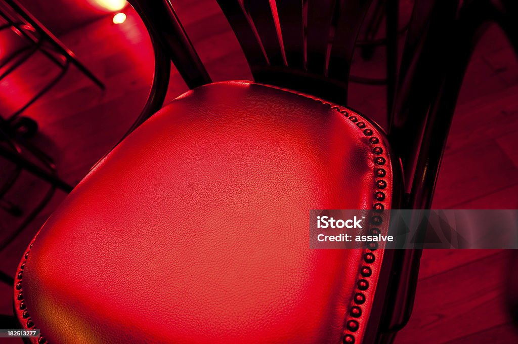 Dettaglio di una sedia di pelle rossa - Foto stock royalty-free di Club privato