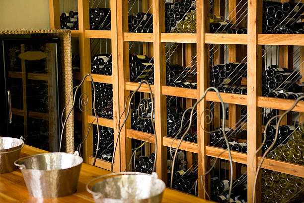 porta-vinhos - wine cellar liquor store wine rack imagens e fotografias de stock