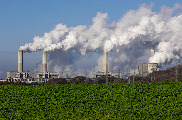 central elétrica com poluição - environmental damage power station factory smoke stack imagens e fotografias de stock