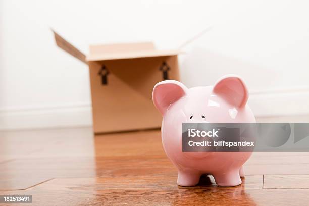 Sparschwein Auf Bewegung Tag Stockfoto und mehr Bilder von Bürowechsel - Bürowechsel, Ersparnisse, Finanzen