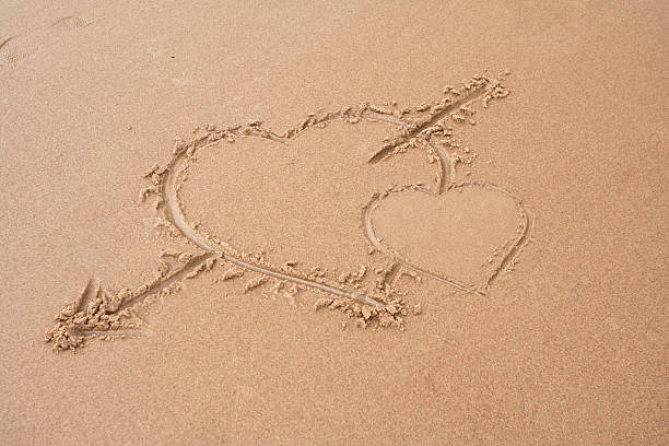 dwa serca ze strzałką na plaży - beach love heart shape two objects zdjęcia i obrazy z banku zdjęć