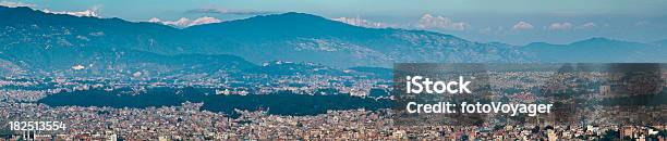 Photo libre de droit de Katmandou Affluence Ville De Panorama Fond De Montagnes Enneigées De Lhimalaya Népal banque d'images et plus d'images libres de droit de Affluence