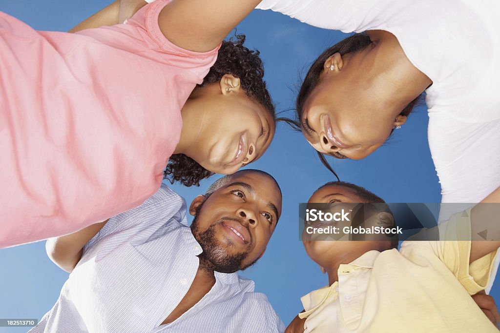 Vista de Ângulo Baixo de uma família formando huddle - Royalty-free 20-24 Anos Foto de stock