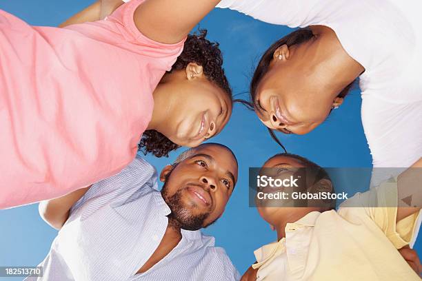 Vista De Ângulo Baixo De Uma Família Formando Huddle - Fotografias de stock e mais imagens de 20-24 Anos