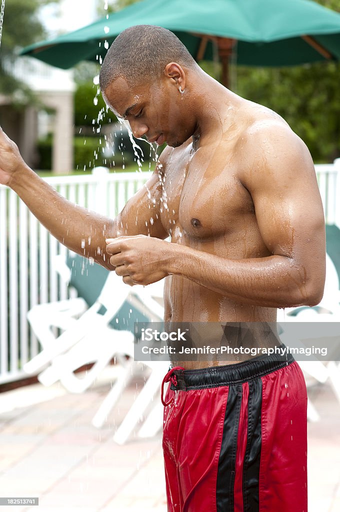 Ragazzo doccia nei pressi della piscina - Foto stock royalty-free di A petto nudo