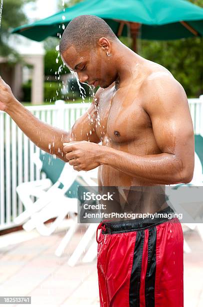 Ragazzo Doccia Nei Pressi Della Piscina - Fotografie stock e altre immagini di A petto nudo - A petto nudo, Acqua, Adulto