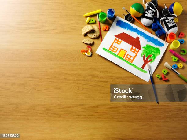 Pintura De Uma Sala Com Brinquedos - Fotografias de stock e mais imagens de Amarelo - Amarelo, Aprender, Azul