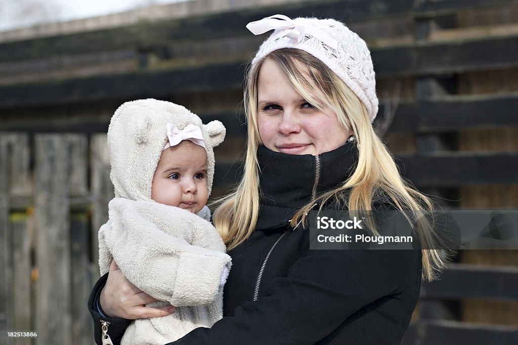 Jovem mãe com seu bebê em pé do lado de fora - Foto de stock de Adolescente Grávida royalty-free
