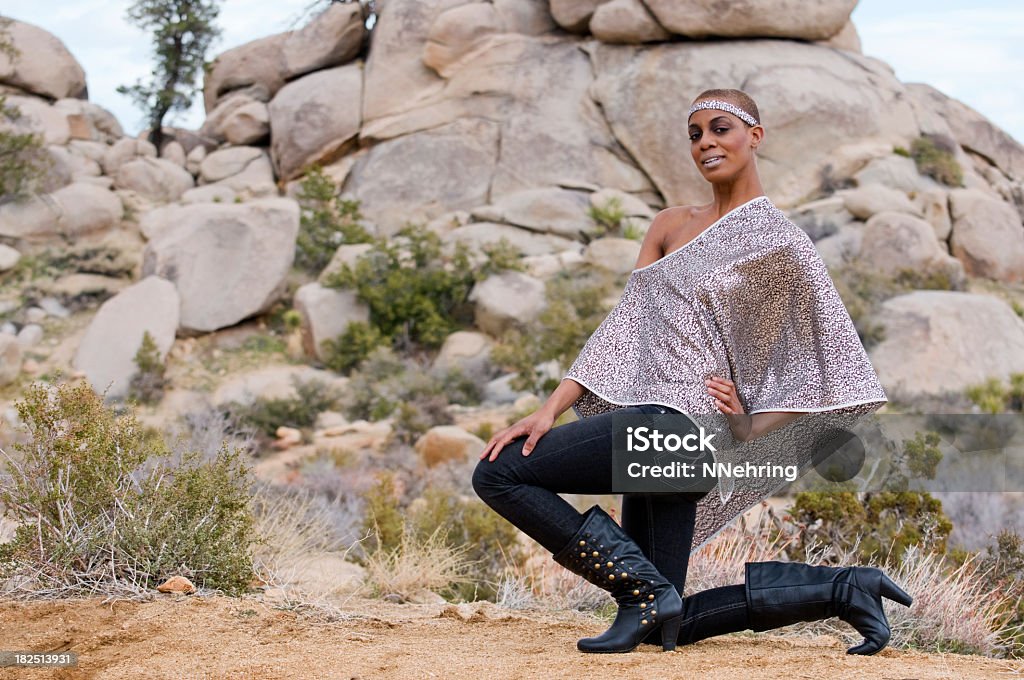 Jamaican mulher entre pedras - Foto de stock de 20 Anos royalty-free