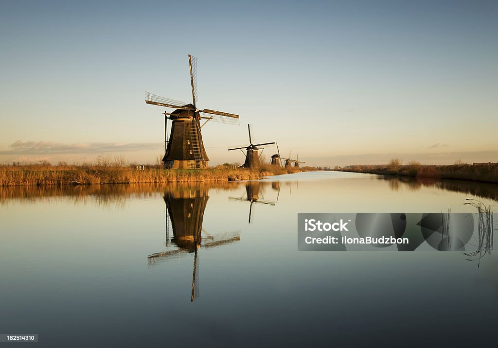 Moinho de vento holandeses - Foto de stock de Kinderdijk royalty-free