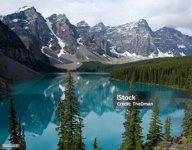 Foto de Moraine Lake Reflexo e mais fotos de stock de Alberta - Alberta, Azul, Azul Turquesa