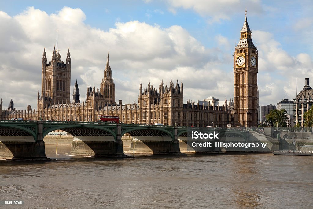 Casas del Parlamento y el Big Ben, London - Foto de stock de Agua libre de derechos