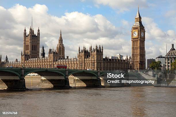 Casas Del Parlamento Y El Big Ben London Foto de stock y más banco de imágenes de Agua - Agua, Aguja - Chapitel, Aire libre