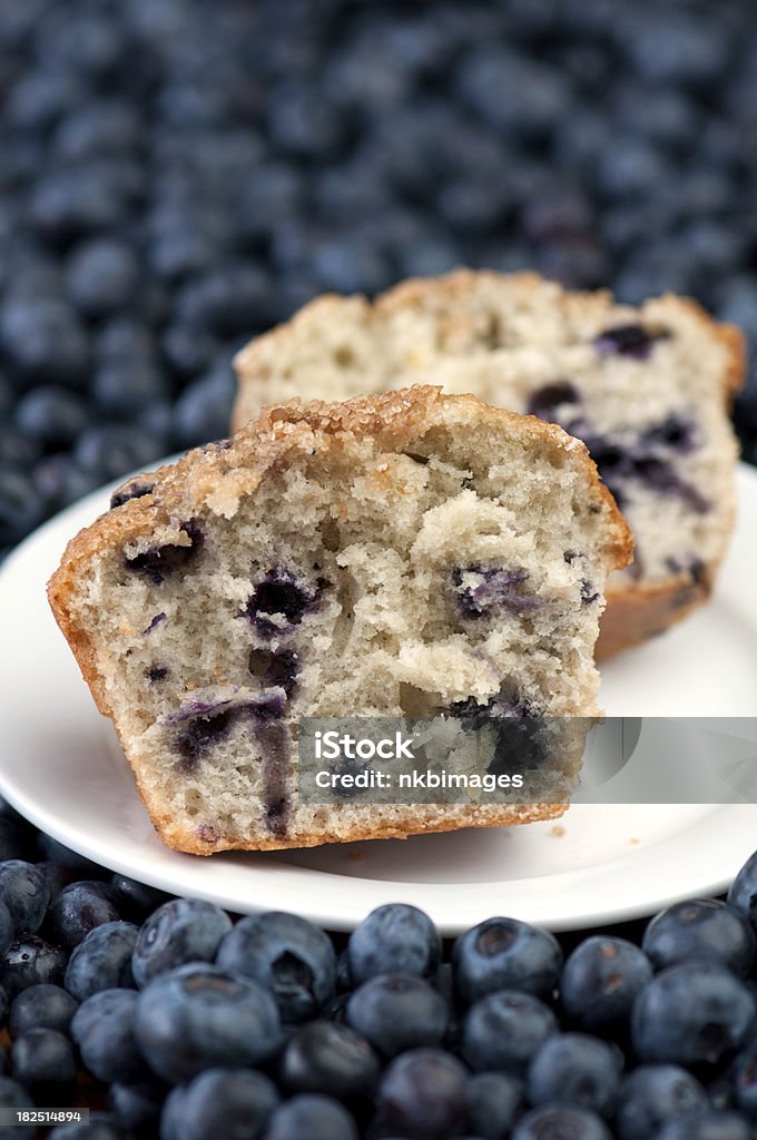 Muffin 半分にホワイトのプレートに囲まれて、新鮮なブルーベリー - ブルーベリーマフィンのロイヤリティフリーストックフォト