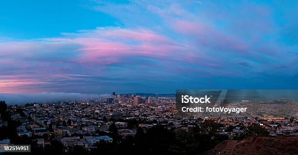 Rosa De San Francisco Al Atardecer Panorama Del Centro De La Ciudad De Castro Niebla De California Foto de stock y más banco de imágenes de Casa