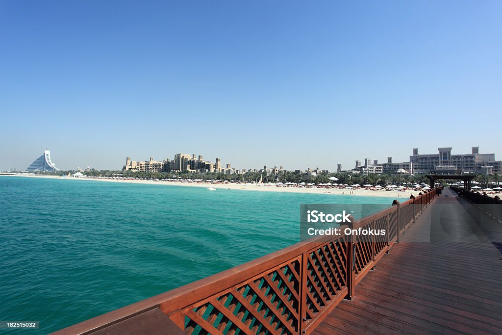 Puente de madera sobre el agua de Dubai Jumeirah Resort - Foto de stock de Hotel Madinat Jumeirah libre de derechos