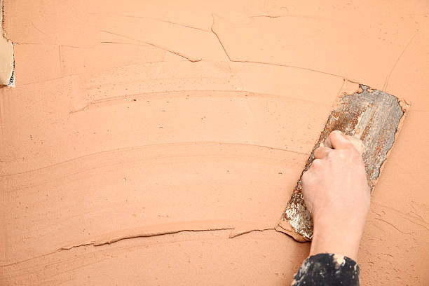 Plastering uma parede - foto de acervo