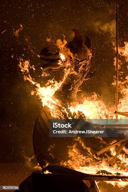 Um Navio Helly Aa Queimar Embarcação De Vela E Remos - Fotografias de stock e mais imagens de Queimar