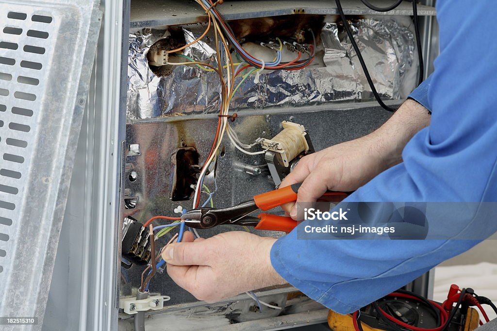 Eletricista ligar a uma fonte de alimentação. - Royalty-free Cabo Foto de stock