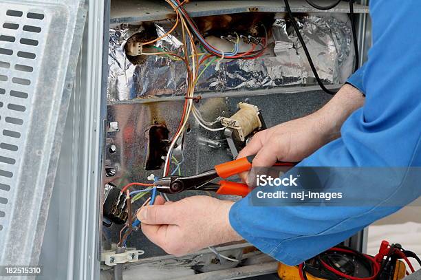 Foto de Eletricista Conexão De Uma Fonte De Energia e mais fotos de stock de Cabo - Cabo, Cabo de alta-tensão, Conexão