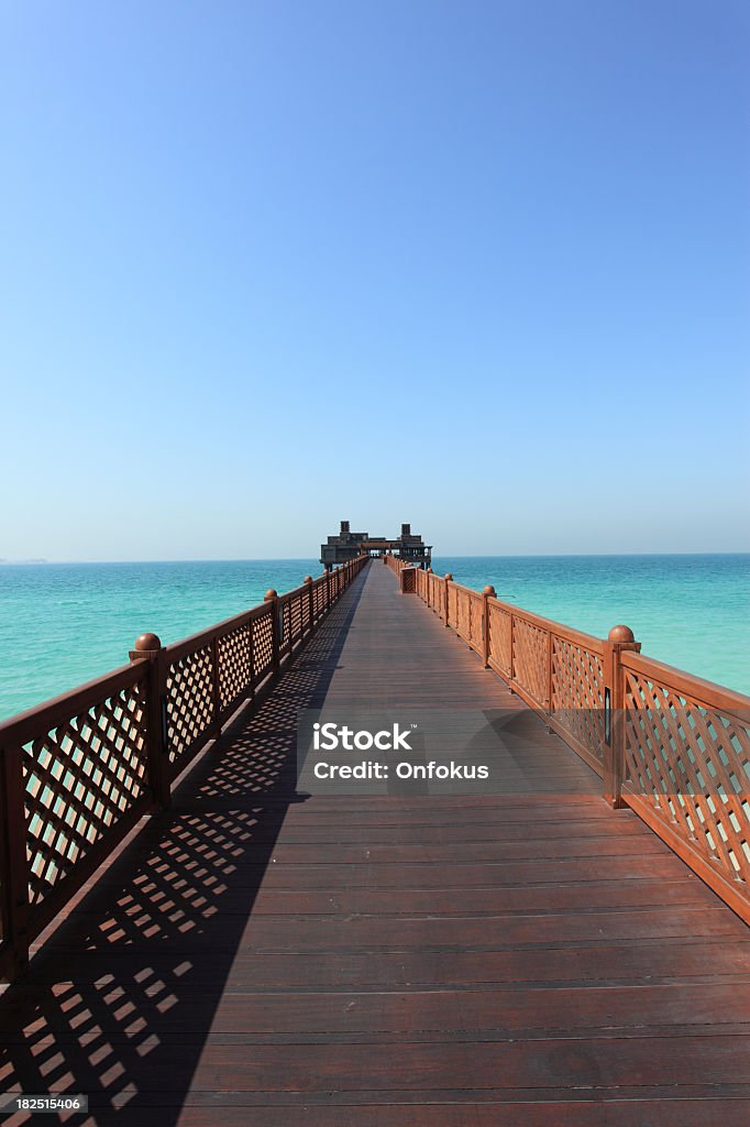 Pont de bois au-dessus de l'eau Dubai Jumeirah Resort - Photo de Tour Burj Al Arab libre de droits