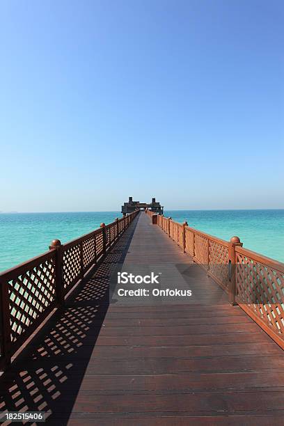 Photo libre de droit de Pont De Bois Audessus De Leau Dubai Jumeirah Resort banque d'images et plus d'images libres de droit de Tour Burj Al Arab