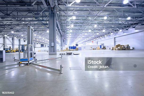 Foto de Storehouse e mais fotos de stock de Armazém - Armazém, Equipamento de Iluminação, Iluminado